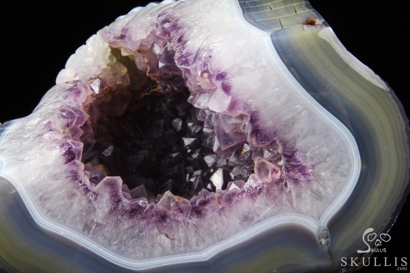 Giant 6.5" Agate Geode Carved Crystal Skull & Castle Giant 6.5" Agate Geode Carved Crystal Skull & Castle